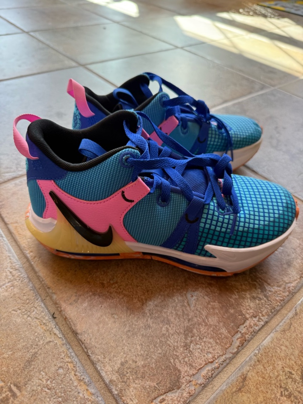 Nike LeBron Witness 7 Hyper Royal Blue & Pink size 6youth